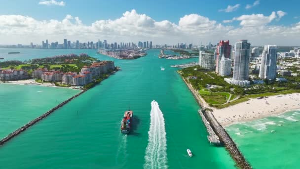 Комерційне Контейнерне Судно Входить Порт Маямі Через Головний Канал Біля — стокове відео
