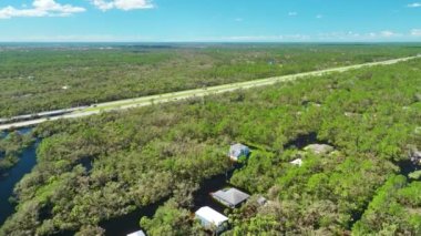 Florida yerleşim bölgesindeki Ian kasırgası yüzünden evleri sel basmış. Doğal afetin sonuçları..