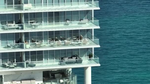 米国フロリダ州のサニーアイルズビーチ市の住宅高層ビルの高角度ビュー 現代のアメリカの都市部における住宅開発 — ストック動画