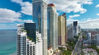 Yoğun şehir trafiği, pahalı oteller ve Atlantik Okyanusu kıyısındaki apartman binalarıyla Sunny Isles Beach 'in yüksek manzarası. Güney Florida 'daki Amerikan turizm altyapısı.