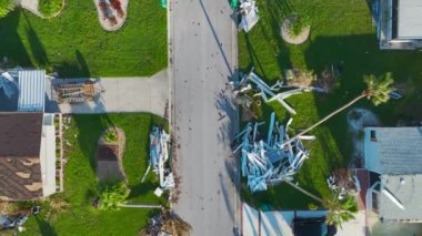 Florida gezici ev bölgesinde Ian Kasırgası 'ndan sonra ağır hasar gören evlerin yol kenarındaki çöp yığınları. Doğal afetin sonuçları..