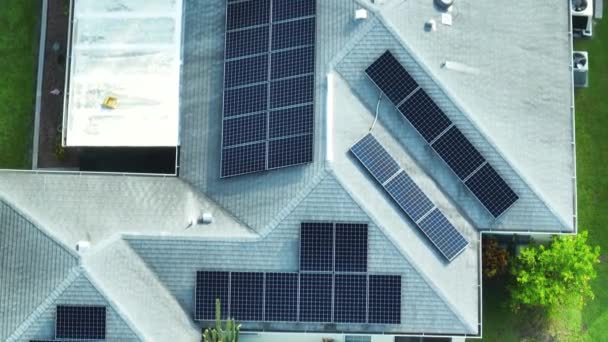 标准的美国住宅 屋顶覆盖着太阳能光电面板 用于生产郊区清洁的生态电力 自主住房的概念 — 图库视频影像
