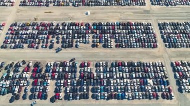 Arızalı arabaları açık artırma satış şirketinin otoparkında kullanılmış. Yeniden inşa veya kurtarma başlığı için ikinci el araç satışı.