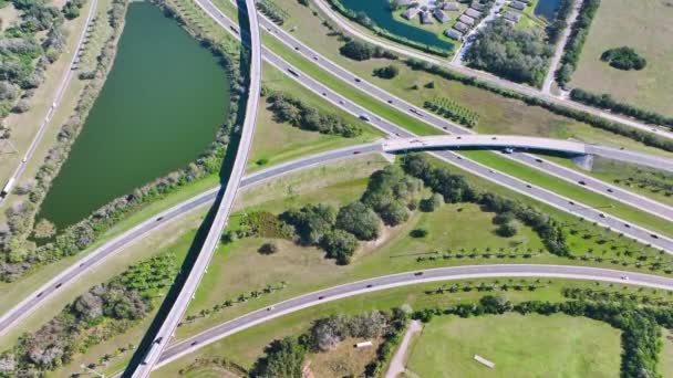 从上面看繁忙的美国公路桥与快速移动的交通在绿色佛罗里达地区 州际运输概念 — 图库视频影像