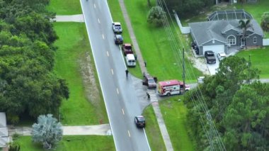 American Caddesi 'ndeki kazaya müdahale eden acil servis personeli ve araçların bulunduğu kaza alanının üzerinden görüntüyü alın. ABD 'nin banliyö yolunda araba kazası kurbanlarına ilk yardım ekipleri.