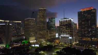 Florida, ABD 'de Miami Brickell şehir merkezinin hava görüntüsü. Modern Amerika 'nın orta kesimindeki parlak gökdelen binaları.