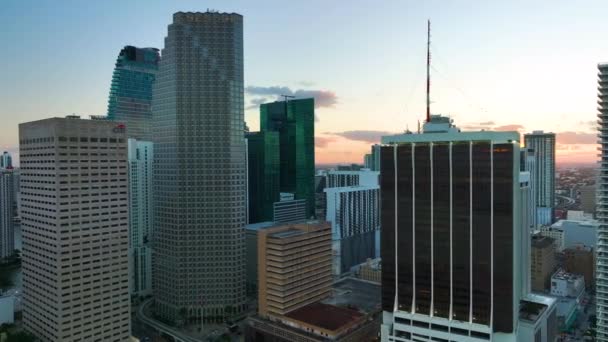 日没時に米国フロリダ州マイアミブリックのダウンタウンオフィス地区の空中ビュー 現代のアメリカのメガポリスの高商業ビルや住宅超高層ビル — ストック動画