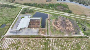 Et inekleriyle dolu büyük bir besleme alanının havadan görünüşü. Kırsal bölgedeki çiftlik arazisinde sığır besleme.