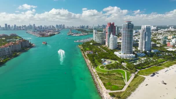 Widok Lotu Ptaka Duży Kontenerowiec Wpływający Głównego Kanału Porcie Miami — Wideo stockowe