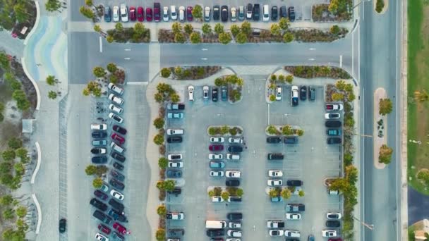 Luftaufnahme Eines Großen Parkplatzes Mit Vielen Geparkten Bunten Autos Parkplatz — Stockvideo