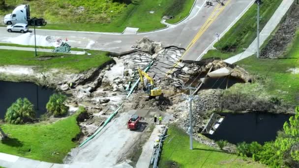 洪水冲走沥青路面后被河流冲毁的公路桥梁重建的航景 重建被毁的运输基础设施 — 图库视频影像