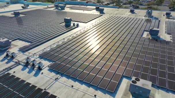 在工业建筑物屋顶上安装蓝色光电面板的太阳能发电厂的空中景观 以生产绿色生态电力 可持续能源概念的产生 — 图库视频影像