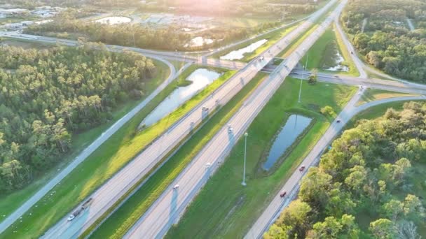 日出时带着快速行驶的交通车辆和卡车的高速公路出口交叉口的高程视图 美国州际交通运输基础设施 — 图库视频影像
