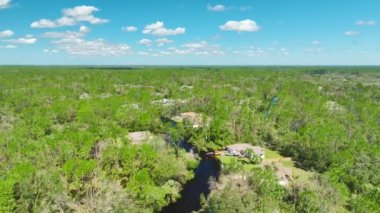Florida yerleşim bölgesindeki Ian kasırgasından sonra evlerin etrafını su basmış. Doğal afetin sonuçları..