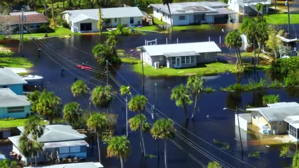 Kajak Loď Plovoucí Zaplavené Ulici Obklopen Hurikánem Ian Dešťové Srážky — Stock video