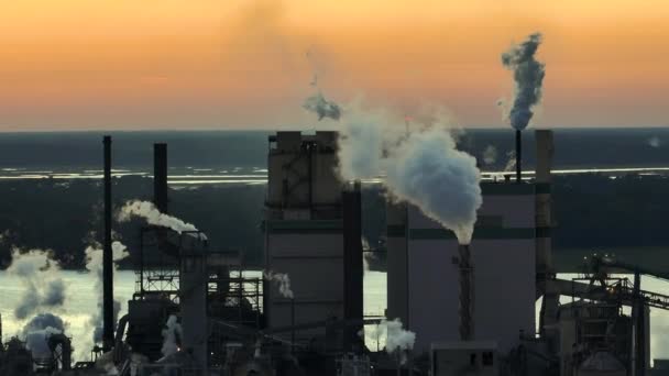 生产过程中产生的烟尘构成的大型工厂结构在制造厂内升起了污染环境 日落时的工业用地 — 图库视频影像
