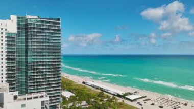 Yüksek lüks otelleri, apartmanları ve kumlu sahili olan Miami Beach şehri. Güney Florida, ABD 'de yüksek açılı turizm altyapısı.