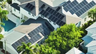 ABD 'de, kırsal kesimde temiz ekolojik elektrik üretimi için güneş panelleriyle kaplı yeni bir ev. Enerji tasarrufu için özerk eve yatırım yapma kavramı.