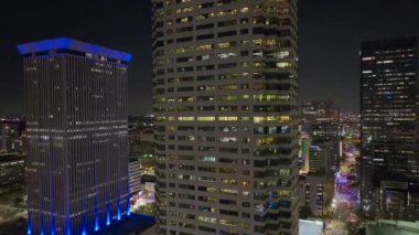 Florida, ABD 'nin Tampa şehrinin şehir merkezindeki gece şehir manzarası. Modern Amerikan megapolis 'indeki parlak gökdelen binalarıyla gökdelenler..
