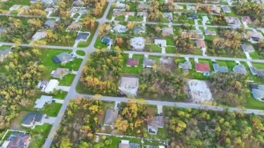 Kuzey Liman Kasabası 'nda hasar görmüş evler ve Ean kasırgası Florida kırsal havalimanını kasıp kavurdu..