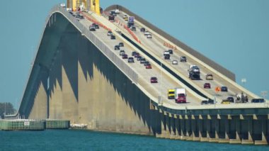 Florida 'daki Tampa Körfezi' nin üzerinde trafik hareket halindeyken Sunshine Skyway Köprüsü. Ulaşım altyapısı kavramı.
