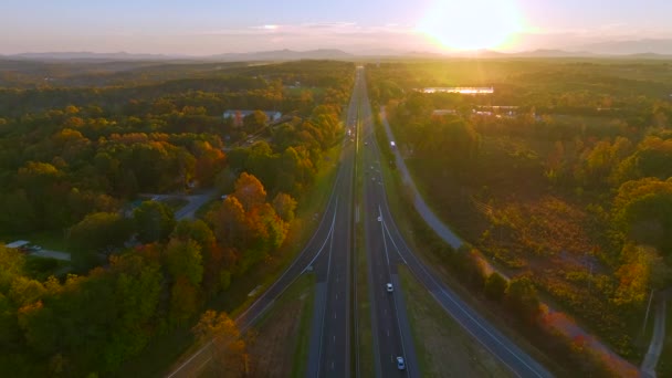 Вигляд Зверху Зайняту Американську Автостраду Швидким Рухом Між Вечорами Осінніми — стокове відео