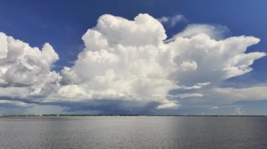 Beyaz tüylü kümülonimbus bulutları yaz mavi gökyüzünde fırtınadan önce okyanus suyunun buharlaşan neminden oluşuyor. Fırtınalı bulutlu hava durumu değişiyor.