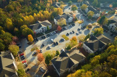 Güney Carolina yerleşim bölgesindeki Amerikan apartmanlarının hava manzarası. ABD 'nin banliyölerinde emlak gelişimine örnek olarak yeni aile evleri.