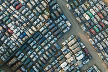 Hurdalığın hava manzaralı, hurda yığını bozuk arabaların olduğu bir yer. Eski araçların geri dönüşümü.