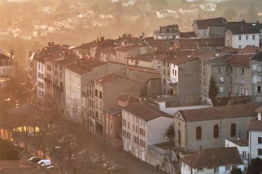 Fransa 'nın Auvergne-Rhone-Alpes bölgesindeki Puy-de-Dome departmanındaki Thiers kasabasının yoğun tarihi manzarası. Eski binaların çatıları ve gün batımında dar sokaklar.