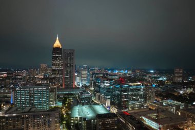 Georgia, ABD 'deki Atlanta şehrinin şehir merkezinin hava manzarası. Modern Amerika 'nın orta kesimindeki parlak gökdelen binaları.