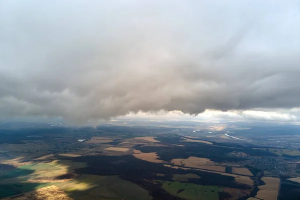 雨の前に形成されたパフィーの雨の雲で覆われた地球の高高度からの空中ビュー — ストック写真