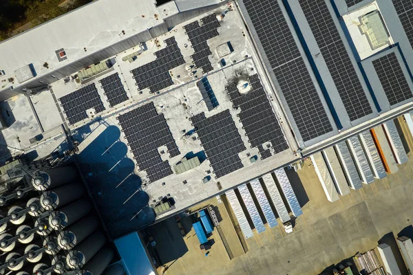 Вид Воздуха Голубые Фотоэлектрические Солнечные Панели Установленные Крыше Промышленного Здания — стоковое фото
