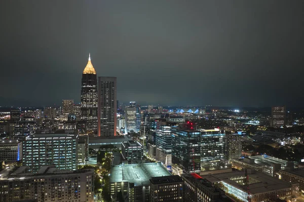 美国佐治亚州亚特兰大市中心的空中景观 现代美国中城高耸的摩天大楼灯火辉煌 — 图库照片