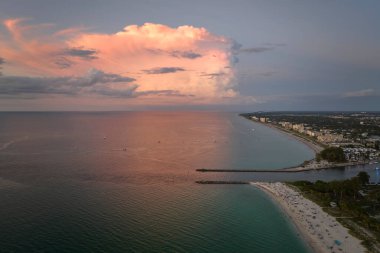 ABD 'nin Sarasota eyaletindeki Nokomis plajı ve Güney ve Kuzey Jetty' nin hava manzarası. Birçok insan tatillerini körfez suyunda yüzerek ve gün batımında sıcak Florida güneşinde dinlenerek geçiriyor..