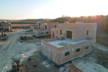 Kırsal banliyö bölgesinde inşaat halindeki evlerin havadan görüntüsü. Gayrimenkul geliştirme.