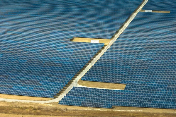 拥有一排太阳能光电面板的大型可持续发电厂的空中视图 用于生产清洁的电能 零排放可再生能源的概念 — 图库照片