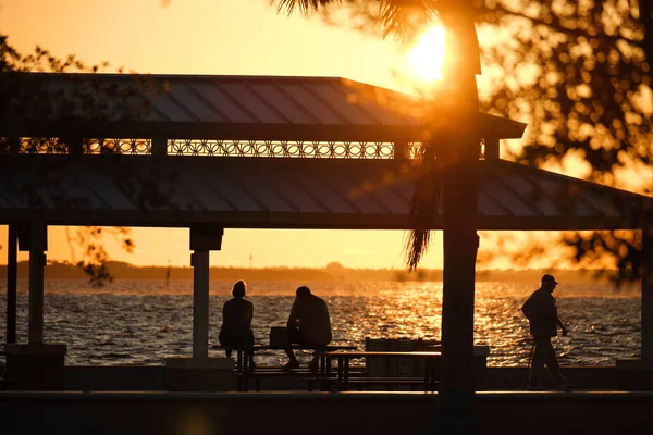 Silueta Oscura Personas Descansando Bajo Techo Alcoba Orilla Del Mar — Foto de Stock