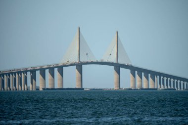 Florida 'daki Tampa Körfezi' nin üzerinde trafik hareket halindeyken Sunshine Skyway Köprüsü. Ulaşım altyapısı kavramı.