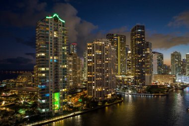 Florida, ABD 'nin Miami Brickell semtindeki yüksek gökdelen binalarının yukarıdan görüntüsü. Amerikan megapolis 'i ve geceleri finans bölgesi..