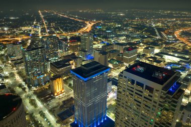 Florida, ABD 'nin Tampa şehrinin şehir merkezindeki yüksek gökdelen binalarının yukarıdan görüntüsü. Amerikan megapolis 'i ve geceleri finans bölgesi..