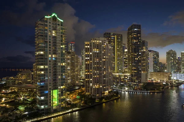 米国フロリダ州のマイアミ ブリックのダウンタウン地区にある明るく照らされた高層ビルの上からの眺め 夜のビジネス金融地区とアメリカのメガポリス — ストック写真
