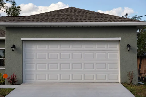 Wide Garage Double Door Concrete Driveway New Modern American House — Stok fotoğraf
