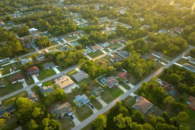 Florida sakin yerleşim bölgesinde yeşil palmiye ağaçları arasında özel evleri olan banliyö manzarası.