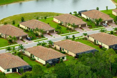 Florida 'daki kapalı yaşam kulüplerinin hava manzaralı evleri. Amerikan banliyölerinde emlak gelişimine örnek olarak aile evleri.