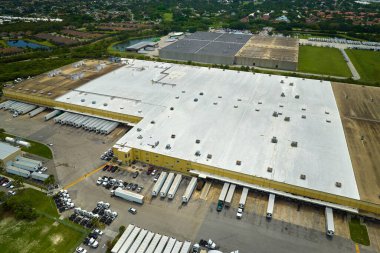 Perakende sevkiyatı için bir sürü kargo kamyonunun boşalttığı ve perakende ürün yüklediği büyük bir şirket sevkiyat merkezi. Küresel pazar kavramı.