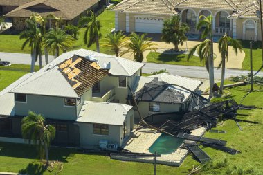 Ian Kasırgası Florida yerleşim bölgesindeki yüzme havuzu verandasını tahrip etti. Doğal afet ve bunun sonuçları.