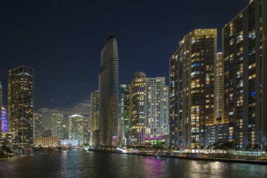 Florida, ABD 'de Miami Brickell şehir merkezinin gece şehir manzarası. Modern Amerikan megapolis 'indeki parlak gökdelen binalarıyla gökdelenler..