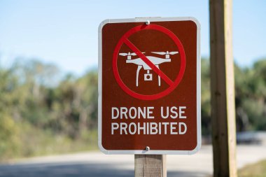 Sign prohibiting use of quadcopters in national park no drone area. Warning notice for using UAV.