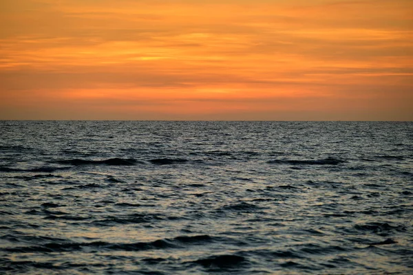Δραματικά Κύματα Του Κόκκινου Ωκεανού Στο Ηλιοβασίλεμα Απαλά Νερά Της — Φωτογραφία Αρχείου